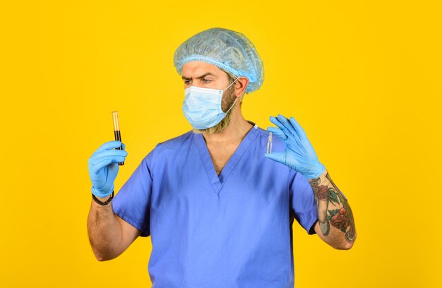 Comprar medicamentos Proyecto de laboratorio de trabajo del hombre Detener virus Emergencia pandémica Desarrollo de vacunas Programa de vacunación Empresa farmacéutica empresa productora de vacunas Ampolla de vacuna manos médico