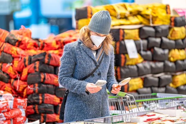 Comprar pinceles para pintar en una tienda departamental