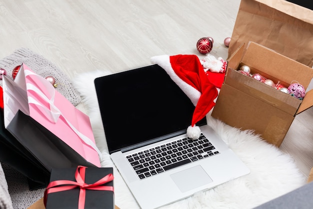 Comprar regalos de navidad online - concepto de compra online