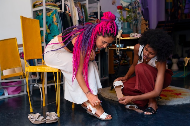 Foto comprar ropa de mujer en plena toma