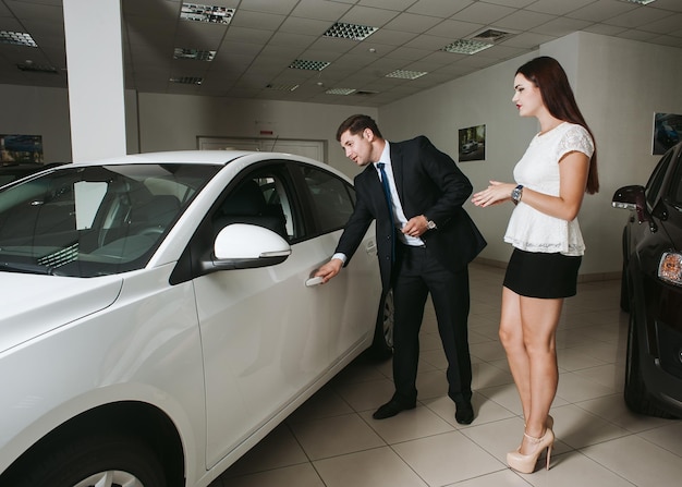 Comprar um carro elétrico concessionária de automóveis