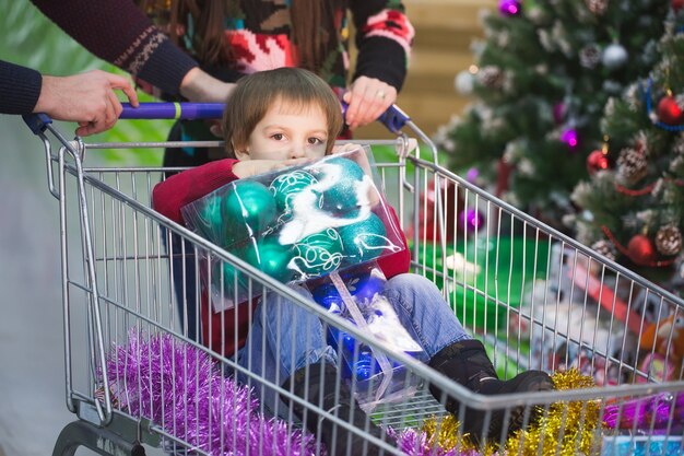 Compras de año nuevo. Un niño está de compras en el supermercado con su padre.