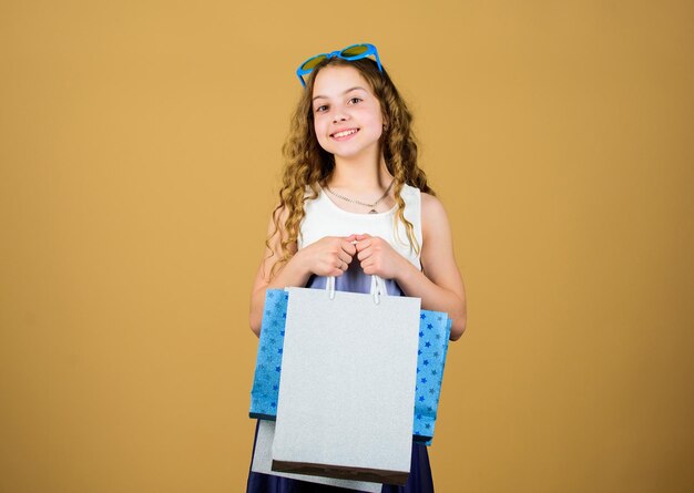 Compras bem-sucedidas cyber segunda-feira Presente e presentes compram desconto de sexta-feira negra feliz aniversário feriado Beleza menina de compras feliz com bolsas vendas de verão Moda de menina pequena