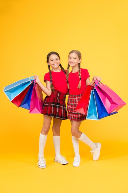 Compras desde casa. grandes ventas. colegialas con paquetes. compra. viernes negro. regalos navideños. Venta y descuento. chicas de compras. niños felices con bolsas de la compra. compras exitosas.