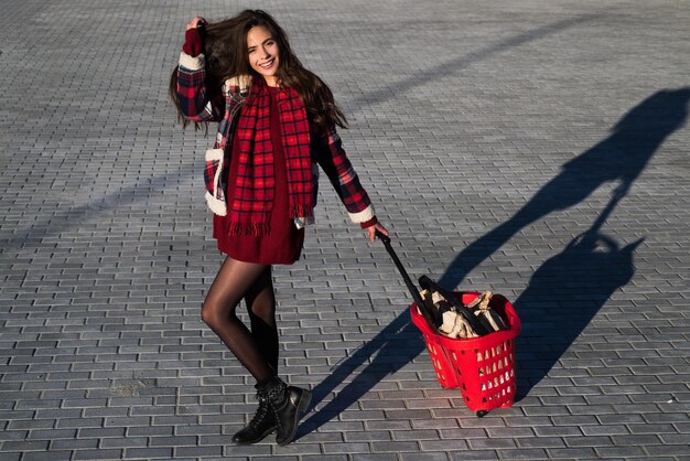 Compras chica joven con carro de la tienda al aire libre