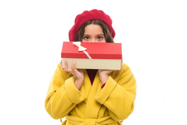 Compras de aniversário Garota feliz segura caixa de presente de aniversário Toda garota sonha com essa surpresa Aniversariante carrega presente com laço de fita Lista de desejos de aniversário Visite a loja de moda para escolher o presente