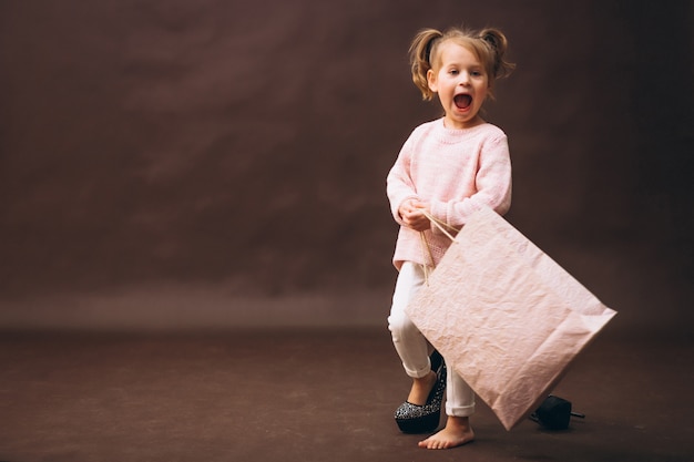 Compras de estúdio modelo menina