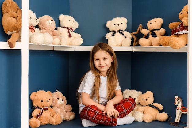 Compras de natal na loja de brinquedos menina bonita com ursinho de pelúcia