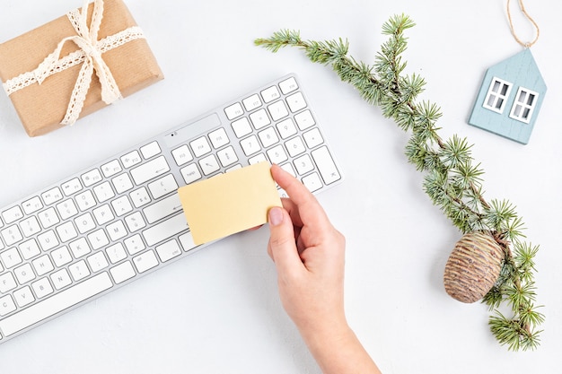 Compras de natal online com caixas de presente, teclado e maquete de cartão de crédito dourado