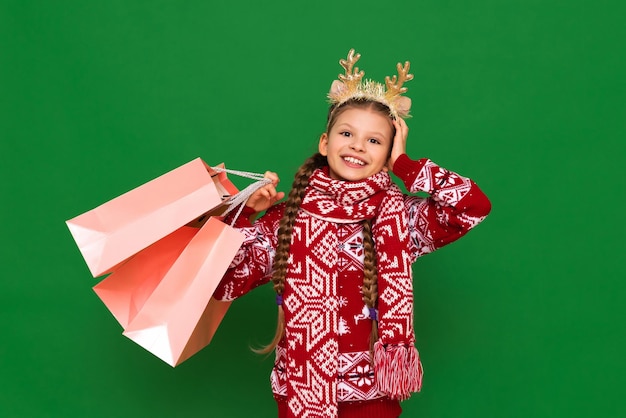 Compras de Natal para o feriado A criança está fazendo compras para o ano novo