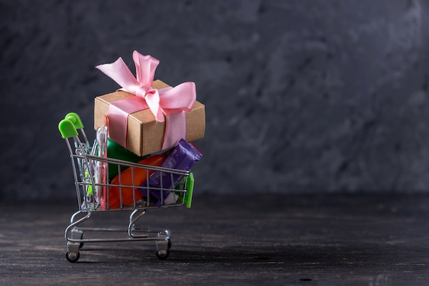 Compras diarias y regalos en el carrito de compras