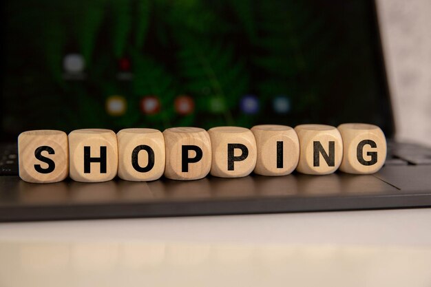 Compras escritas en un cubo de madera en un escritorio de oficina