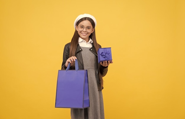 Compras fáciles Niño feliz con una bolsa de papel y una caja de regalo Compras para el regreso a la escuela Oferta