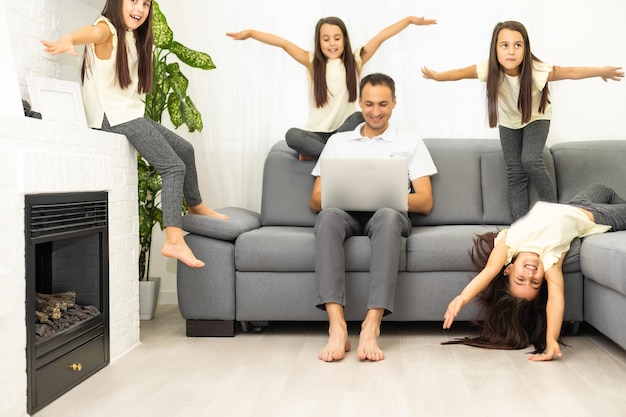 Foto compras familiares en línea. familia feliz sonriendo mientras está sentado en el sofá y comprando en línea juntos