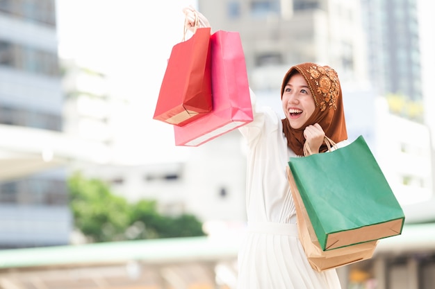 Compras felices de la niña musulmana