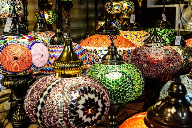 Compras en el Gran Bazar Lámparas tradicionales en la tienda de souvenirs Estambul Turquia