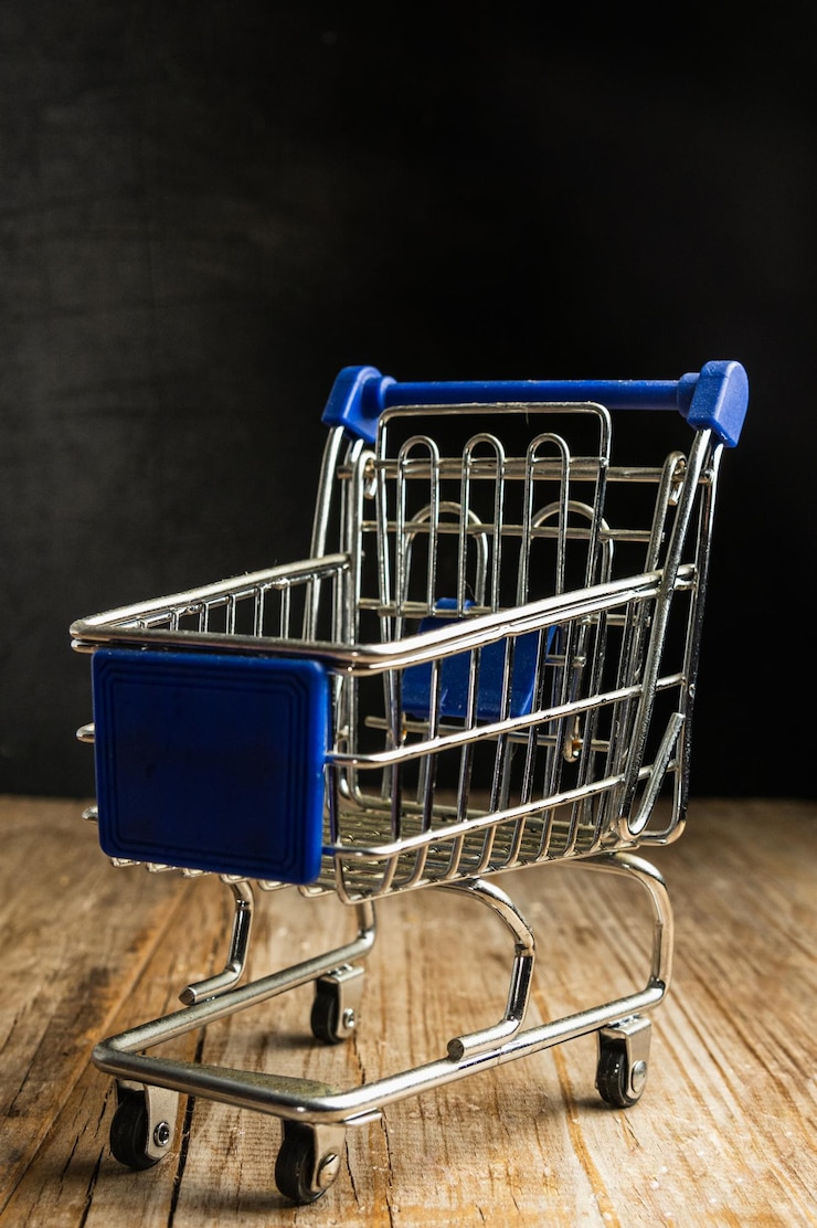 Foto compras inteligentes estirando sus dólares en el supermercado