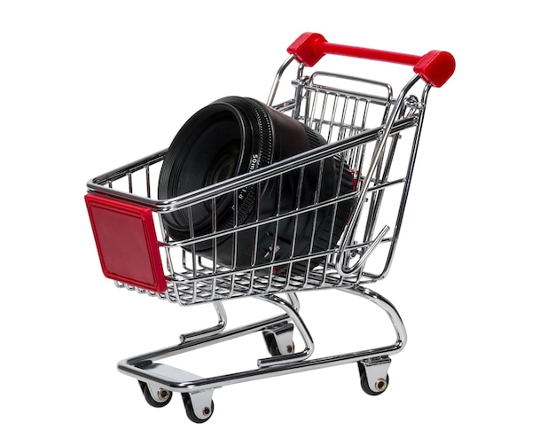 Compras con una lente de cámara aislada sobre fondo blanco