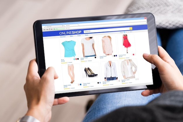 Compras en línea buscando ropa en tableta