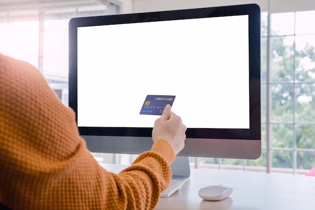 Compras en línea y computadora de escritorio