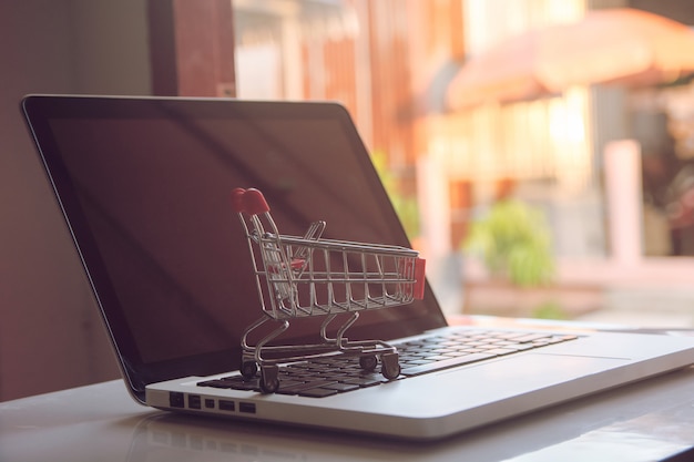 Compras en línea concepto Carrito de compras vacío en un teclado de ordenador portátil