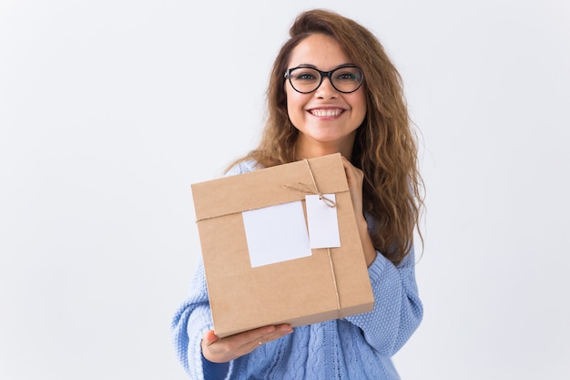 Compras en línea, entrega y concepto de moda: la mujer sentada en casa tiene la compra de ropa en línea