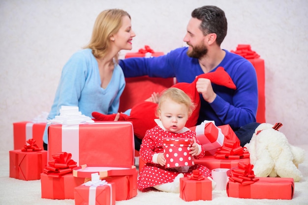 Compras en línea Familia feliz con caja de regalo Amor y confianza en la familia Hombre y mujer barbudos con niña Día de San Valentín Cajas rojas padre madre e hija niño Corazones llenos de amor