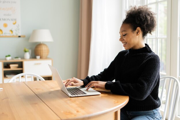 Compras en línea en Internet Una estudiante está estudiando en casa en línea Trabajo independiente en casa