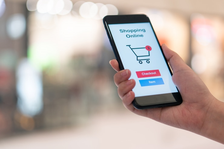 Foto compras en línea con servicio de entrega de teléfonos inteligentes y bolsas de compras.
