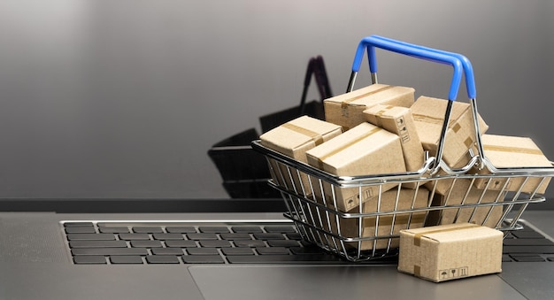 Compras en línea Teclado portátil y cesta de compras con cajas de cartón Plantilla Copiar espacio