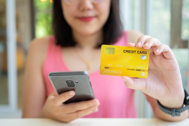 Compras en línea con teléfono inteligente y tarjeta de crédito