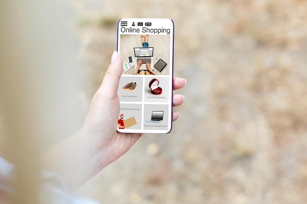 Compras en línea de teléfonos inteligentes en mano de mujer. Conexión de red en pantalla móvil. Pagos en línea.