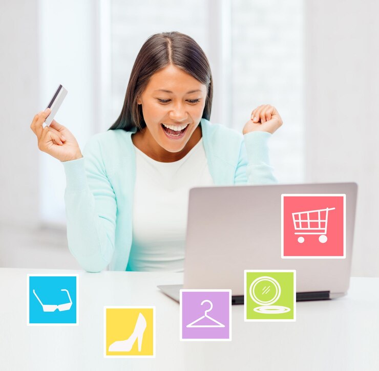 Foto compras en línea, venta y concepto de personas - mujer de negocios feliz con laptop y tarjeta de crédito en casa