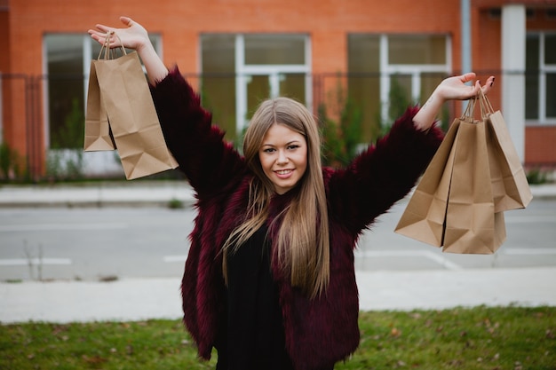 Compras menina loira e bonita