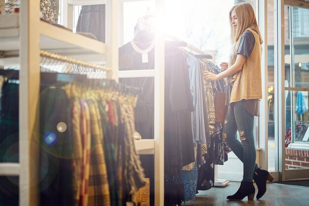 compras de moda o mujer en la tienda de ropa para la decisión ventas o descuento en el centro comercial de lujo tienda minorista rica o cliente con tela en la boutique o sala de exposición en el estante para la elección de compra en la promoción