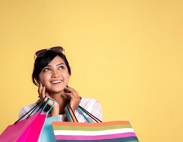 Compras mujer mirando a copyspace