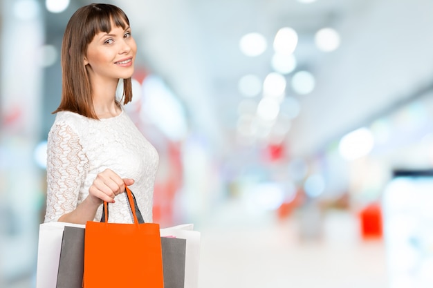 Compras mujer sosteniendo bolsas de compras