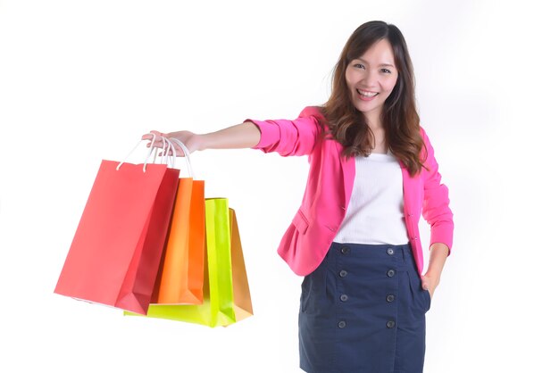 Compras mujeres asiáticas jóvenes con bolsas de compras.