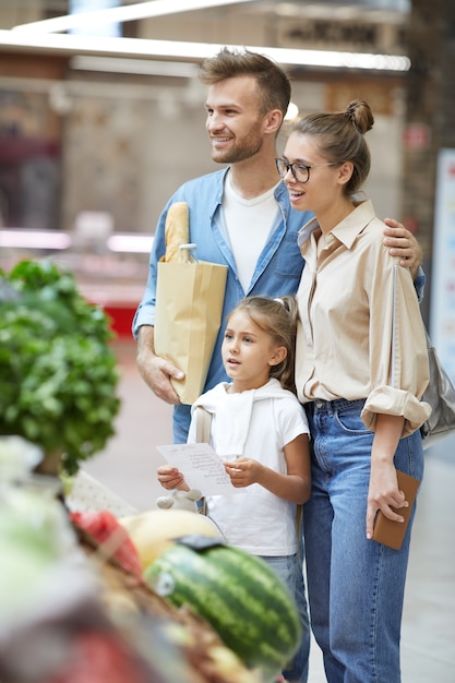 Foto compras na mercearia da família juntas