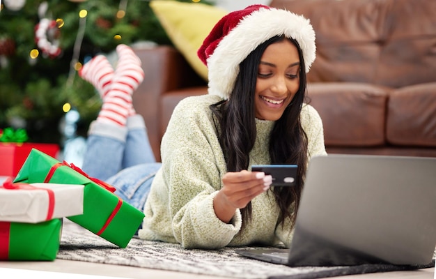 Compras navideñas en línea y mujer con tarjeta de crédito de computadora portátil para pago de regalo con banca por Internet Sonrisa de cliente femenino para donación de vacaciones y comercio electrónico para presente fintech y aplicación bancaria