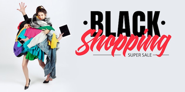 Compras negras, concepto de finanzas. Mujer adicta a las rebajas y a la ropa. Modelo femenino con ropa demasiado colorida. Moda, estilo, black friday, rebajas, compras, dinero, compra online. Folleto para anuncio.