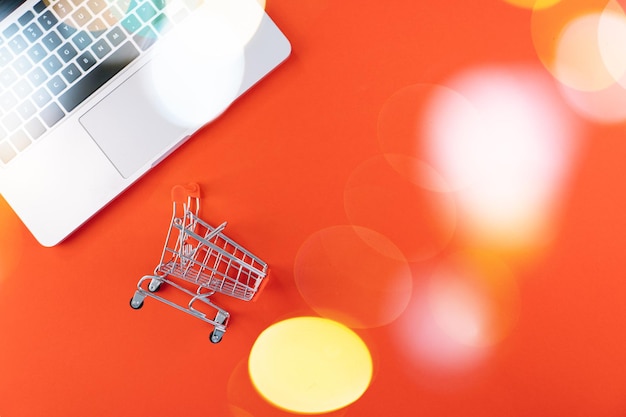 Compras on-line de Natal no laptop com cartão de crédito decorações de ano novo carrinho de compras de bastões de doces