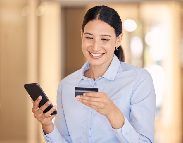 Compras on-line do banco na Internet e pagamento de orçamento para dinheiro de contas e dinheiro de cartão de crédito com comércio eletrônico no aplicativo da web para celular Finanças mulher de negócios de contabilidade e economia comercial com fintech