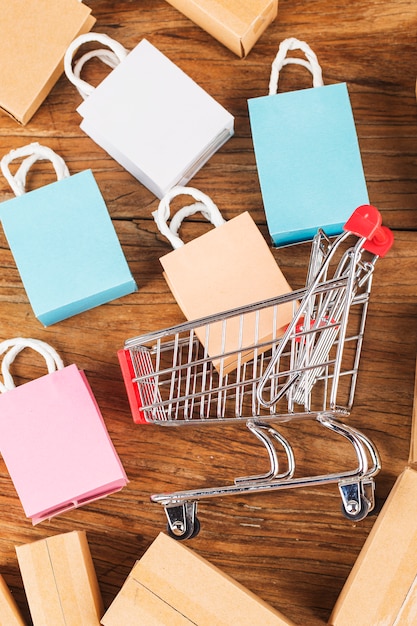 Compras on-line em casa concept.online shopping é uma forma de comércio eletrônico que permite aos consumidores comprar diretamente