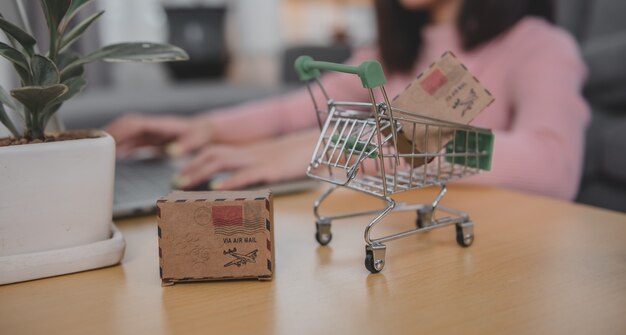 Compras online y buena entrega. Estilo de vida de la mujer asiática en la sala de estar en casa. Distanciamiento social y nueva normalidad.