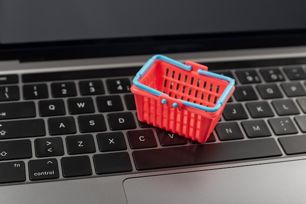 Compras online Carrinho de compras pequeno no teclado do laptop Compras na Internet Loja online