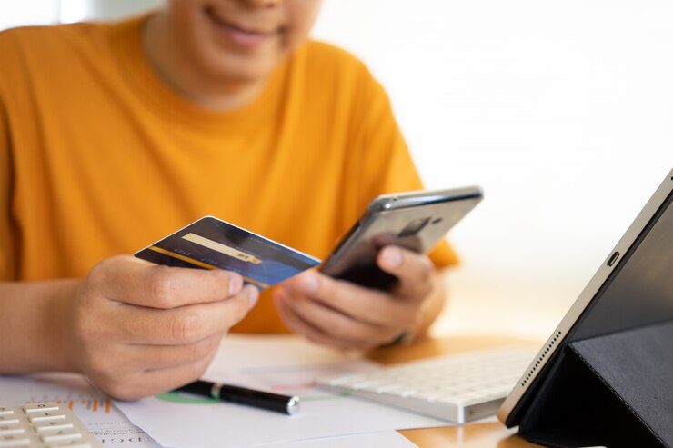 Foto compras online com smartphone e cartão de crédito