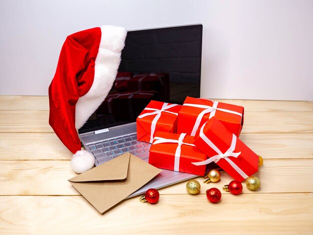 Compras online de Natal. Caixas de presente no laptop