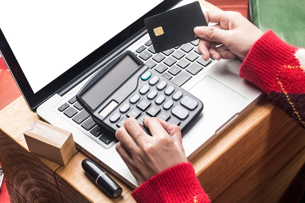 Compras online de Natal. Compradora com laptop, preparação para a véspera de Natal, promoções de férias de inverno