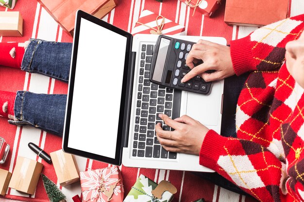Compras online de natal. compradora com laptop, prepare-se para a véspera de natal,